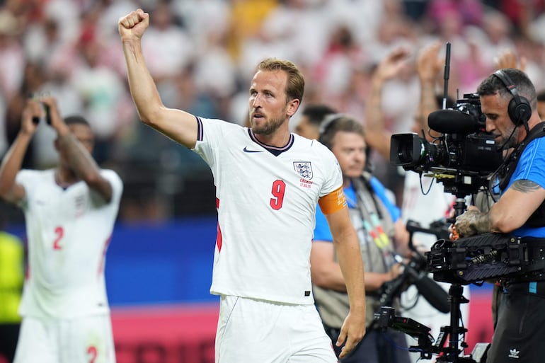 Harry Kane de Inglaterra celebra con los aficionados tras ganar el partido de la fase de grupos de la Copa Mundial de la FIFA 2026 entre Inglaterra y Croacia, en Dallas, Texas, EE. UU..