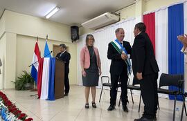 El gobernador Harold Bergen al momento de recibir la banda con los colores oficiales de la bandera de Boquerón.