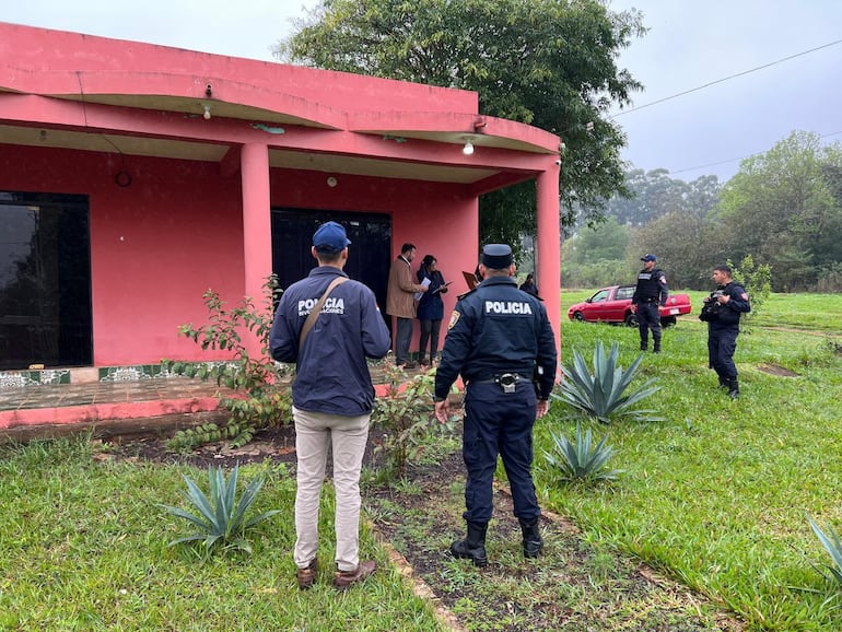 Agentes de la Policía y del Ministerio Público revisan una propiedad en busca de Euclides Joel.