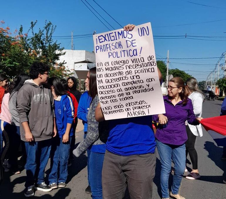 Estudiantes del Colegio Villa de las Madres de Luque protestan en las calles. Exigiendo nombramiento de docentes para varias materias.