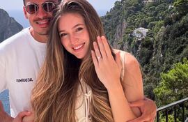 ¡Linda parejita! Jesús Medina y Natasha Soley se comprometieron en Capri.