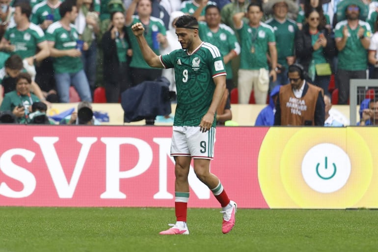 Raúl Jiménez de México celebra un gol este jueves, durante un partido del grupo A del Mundial de la FIFA 2026 entre México y Sudáfrica en el estadio Ciudad de México (México).