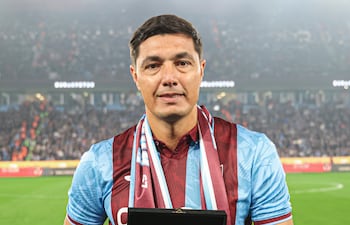El delantero paraguayo, Óscar René Cardozo Marín (42 años), recibiendo la placa conmemorativa de Trabzonspor Kulübü, club en el que militó entre 2014 y 2016.