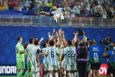 En andas, Lionel Messi, el máximo goleador de la historia de los mundiales.