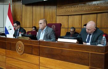 El presidente de la Cámara de Senadores, Basilio "Bachi" Núñez (ANR, HC) en reunión de Mesa Directiva del Senado.