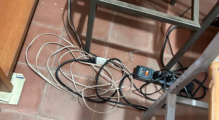 La precaria instalación eléctrica en la sala en donde cocinan el almuerzo originó ayer un cortocircuito, según reportaron responsables de la empresa proveedora.