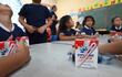 Niños consumen la merienda escolar en una institución educativa de Asunción.