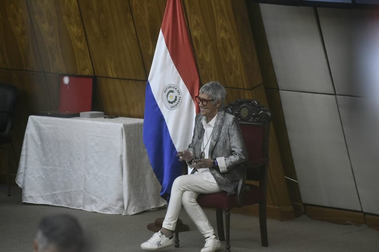 Teresa Parodi, condecorada en Paraguay: “amo profundamente este país”