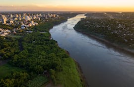Vista aérea de Ciudad del Este, a orillas del río Paraná.
