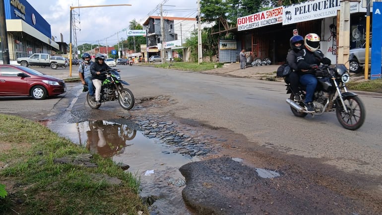 La reconstrucción de calles transversales urge para el uso correcto del trayecto, sobre todo para aquellos usuarios que se conectan a la vía desde otras ciudades.