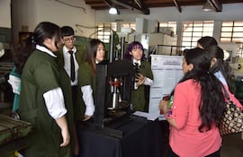 Mónica Sarabia, Dulce Fiori, Lilian Flecha, Ana González, Paula Escobar y Tobías Fernández, estudiantes del segundo curso de Mecánica General, presentan al público presente su proyecto de prensa hidráulica para la extracción de aceite en la Expotécnica del Colegio Técnico Nacional.