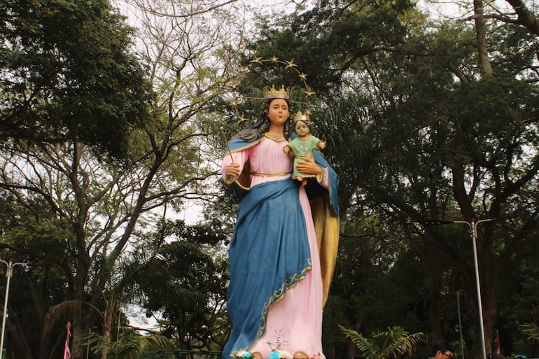 La escultura de María Auxiliadora, de más de nueve metros de altura, ubicada en la plaza Manuel Atanasio Cabañas, ya forma parte del paisaje de la comunidad y es un símbolo de fe y devoción para los pobladores.