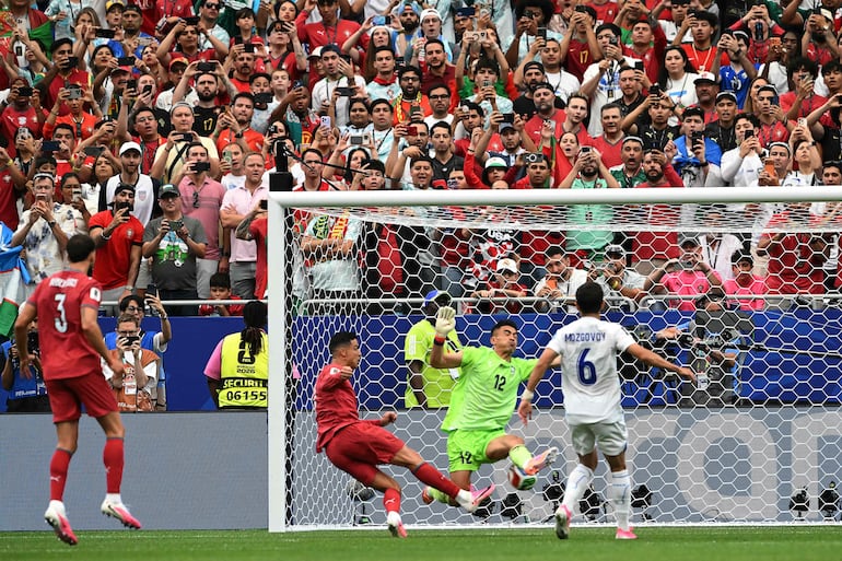 Cristiano Ronaldo estuvo a punto de registrar el triplete en esta acción.