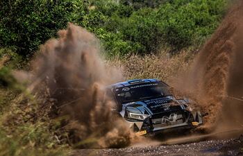 Fau Zaldívar y Marcelo Der Ohannesian y el espectacular paso del Hyundai i20 N Rally 2 por un paso de agua.