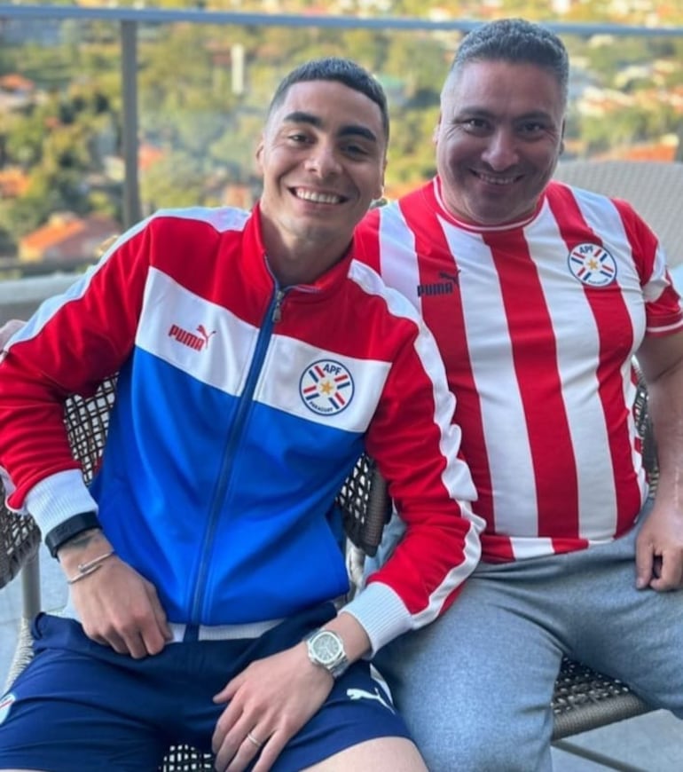 Miguel Almirón y su padre, don Rubén Almirón. (Captura de la historia de Instagram de Miguel Almirón)