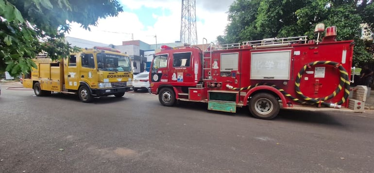Ambas unidades de bomberos de la ciudad fueron activadas para controlar el incendio.