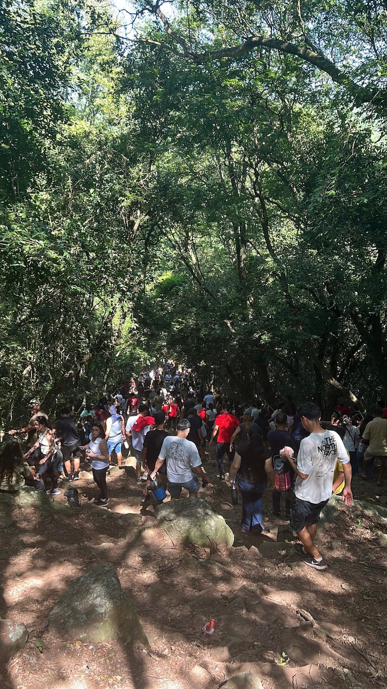 Miles de familias de Atyrá y de distintos puntos del país presenciaron la emotiva representación teatral, en una jornada cultural llena de arte y tradición.