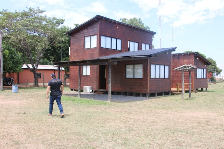 Cabañas en la propiedad de Paraguarí allanada por la Senad.