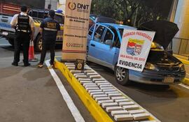 El vehículo y la droga en la zona primaria de Ciudad del Este.