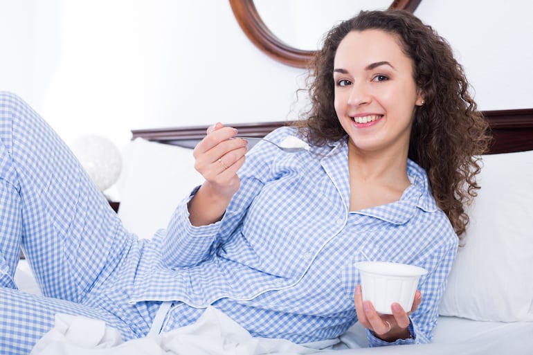 Mujer toma yogur antes de dormir.