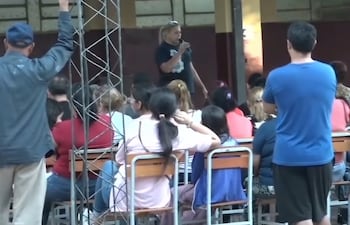 Padres de los alumnos participan de una reunión informativa con la directora de la institución.