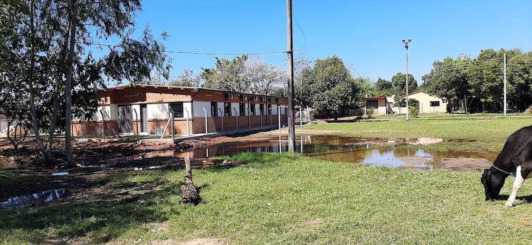 La cancha donde juegan los niños y adultos en el barrio Ñu Pora actualmente está llena de agua.