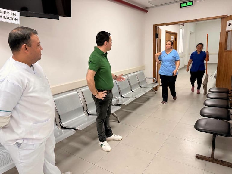 El director de la Xll Región Sanitaria, doctor Arnaldo Espínola ( remera verde) verificó la zona afectada del Hospital Regional de Pilar.