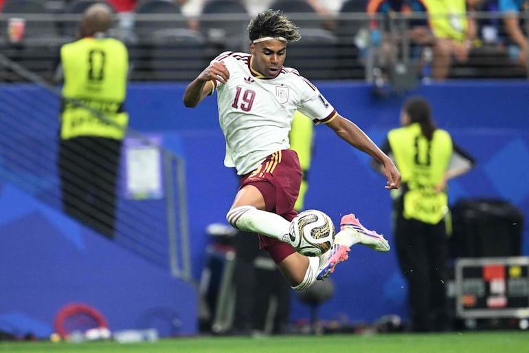 El delantero de España Lamine Yamal controla el balón durante el partido de semifinales del torneo de fútbol de la Copa Mundial 2026 entre Francia y España en el Estadio de Dallas en Arlington.