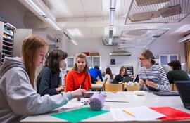 Los estudiantes asisten a una clase sobre alfabetización mediática en la escuela Hiidenkiven Koulu en Helsinki, Finlandia.