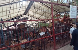 Los alumnos cierran el acceso al Colegio Ysaty, en el marco de una toma.