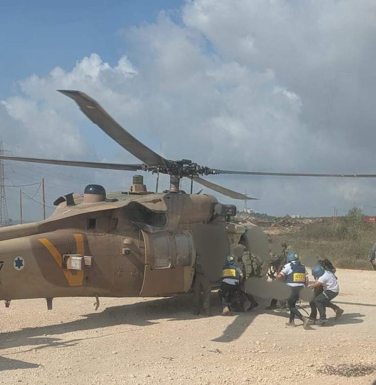 Un israelí herido en el incidente es trasladado a un helicóptero.