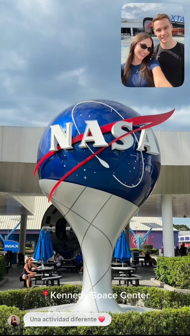 Anneke Rahn y Joshua Duerksen visitaron juntitos el Kennedy Space Center. (Captura de la historia de Instagram de Anneke Rahn)