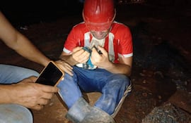 El padre de Tobías sostiene en sus manos un pedazo de tela celeste que sería parte de una prenda del niño.