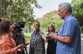 Fotografía cedida por la Presidencia de Cuba que muestra a su mandatario Miguel Díaz-Canel hablando con periodistas este viernes, en La Habana (Cuba).