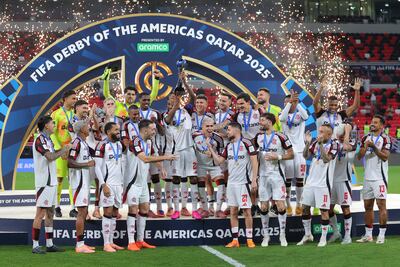 Los jugadores de Flamengo celebran el triunfo ante el Cruz Azul, en el "Derby de las Américas", que le permitió avanzar a semifinal de la Copa Interncontinental donde enfrenta el sábado al Pyramids FC egipcio.