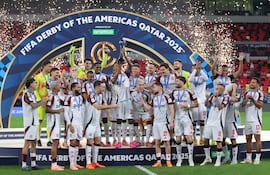 Los jugadores de Flamengo celebran el triunfo ante el Cruz Azul, en el "Derby de las Américas", que le permitió avanzar a semifinal de la Copa Interncontinental donde enfrenta el sábado al Pyramids FC egipcio.