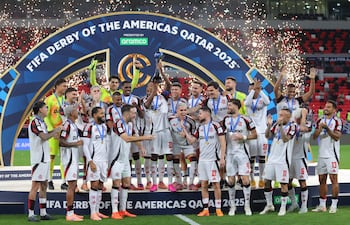 Los jugadores de Flamengo celebran el triunfo ante el Cruz Azul, en el "Derby de las Américas", que le permitió avanzar a semifinal de la Copa Interncontinental donde enfrenta el sábado al Pyramids FC egipcio.