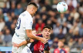 Lautaro Martínez (i) anotó el primer gol del Inter de MIlán.