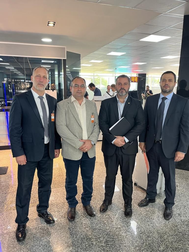 El fiscal adjunto de la Unidad Especializada en Asuntos Internacionales, Manuel Doldán, y a su lado, el fiscal de UDEA Francisco Cabrera (d), junto a dos representantes de la comitiva alemana.