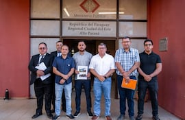 El intendente tras formalizar su denuncia con su equipo jurídico.
