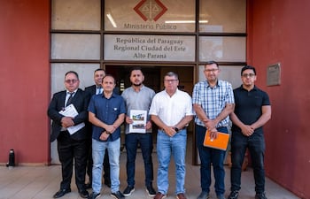 El intendente tras formalizar su denuncia con su equipo jurídico.