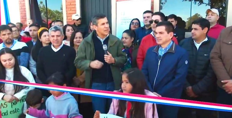El mandatario Santiago Peña encabezó el acto oficial en La Colmena, donde defendió su política de viviendas y anunció la futura llegada de inversiones industriales a la zona.