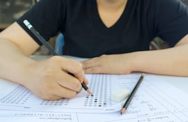 Una alumna rindiendo un examen