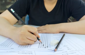 Una alumna rindiendo un examen