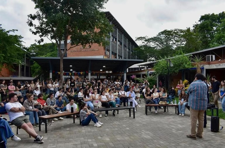 Autoridades de la UC conversan con los estudiantes de Arquitectura durante la protesta. Gentileza de la cuenta @academiarq.uc.