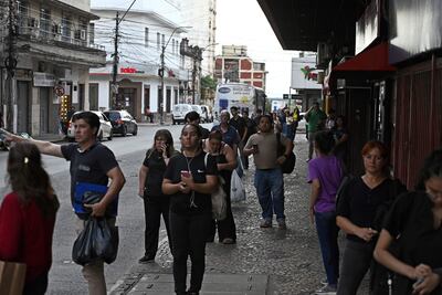 Los pasajeros enfrentan largas esperas en las paradas, reflejo del pésimo servicio de las empresas concesionarias.