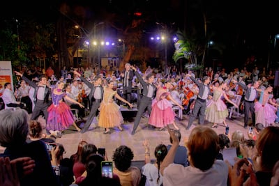 La Orquesta Sinfónica de la Ciudad de Asunción y el Ballet Clásico y Moderno Municipal.