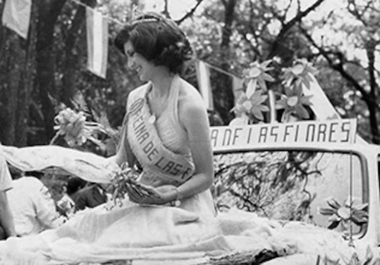 Olivia Aranda Reig fue reina del Corso de las Flores realizado en el Parque Caballero en 1975.
