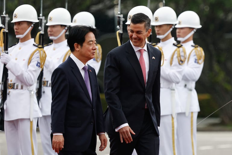 El presidente Santiago Peña (a la derecha) y el mandatario taiwanés William Lai, hoy en Taipéi.