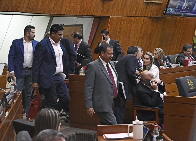 Momento en que se retira la bancada de Fuerza Republicana de la sesión.